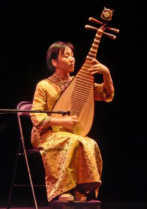 Lingling Yu playing Pipa at Musée Guimet, Paris (Courtesy: Dalbera, CC-BY-2.0, via flickr)
