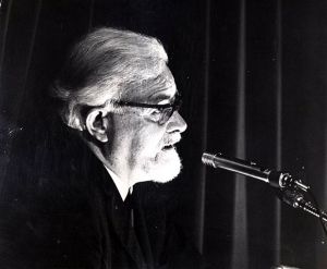 T. H. White lecturing on his Arthurian fiction (Courtesy John J. Burns Library, Boston College, via Wikipedia CC BY 2.0).