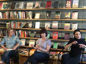 Signing during the conversation